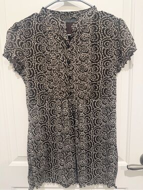 Liz Claiborne Black and White Spiral Print Ruffled Short Sleeve Blouse